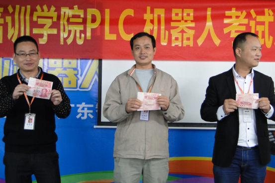 學員拿到獎學金，十分開心