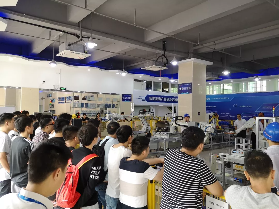 智通教育工業(yè)機(jī)器人免費公開課03